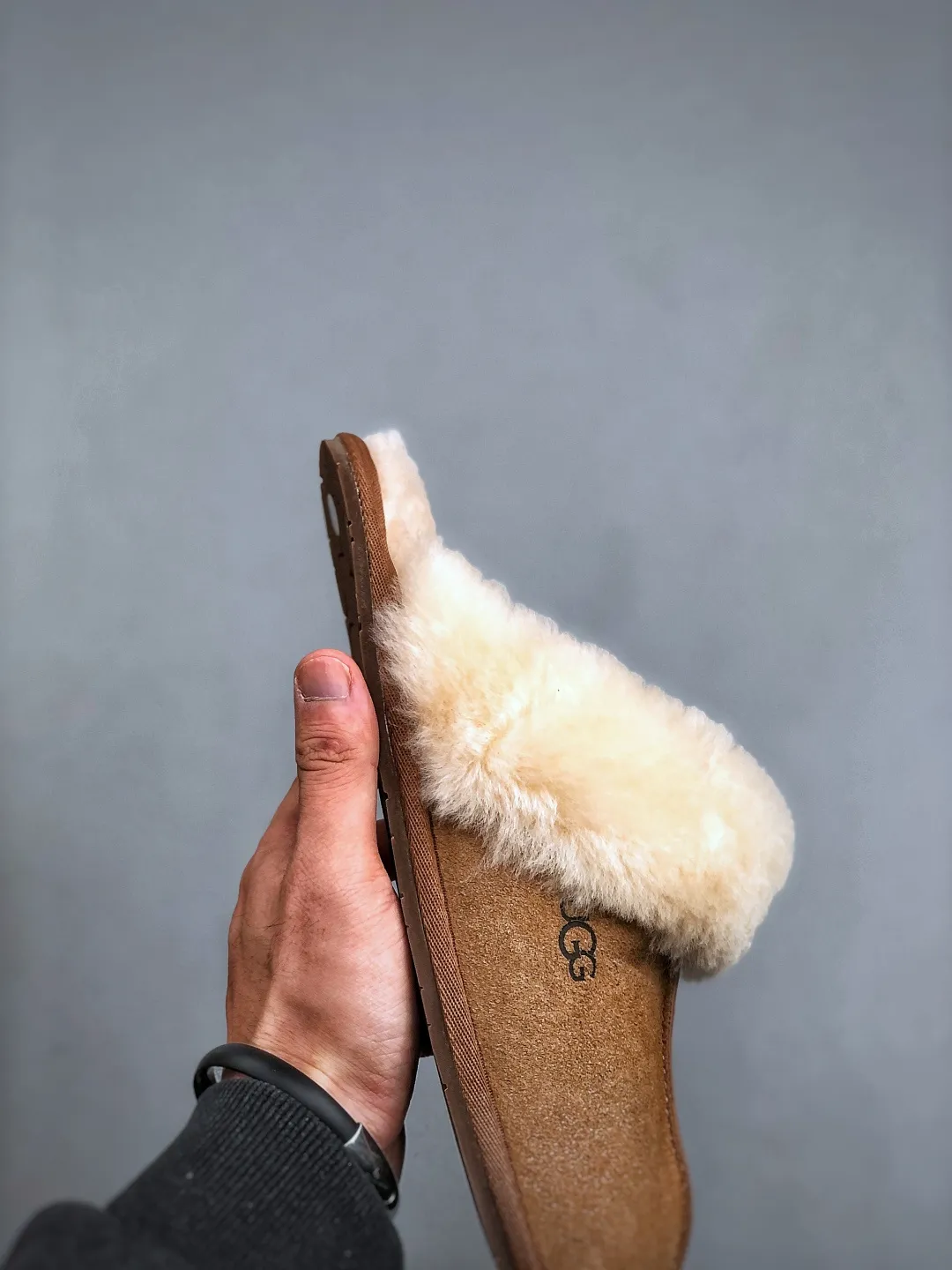 Local pick-up💰480 supports store placement. The top version on the market, UGG Star Slippers, 1cm thin sole, women's snow boots, produced by a major foreign trade factory in Guangzhou. Real sheep fur from toe to insole. Independent outer box packaging. Chip with waterproof technology. Different from any version on the market. Independent original development of outsole. Cashmere insole. Keep warm when going out in winter. It is a very suitable choice for home use. In recent years, UUG has launched a series of styles, which are partly preferred by young consumers. It has also moved to the forefront of fashion trends. Shoe body material: water-repellent coated suede upper, 17mm UGGPURE™ implanted wool insole, lightweight non-slip comfortable rubber outsole, brand LOGO, complete package, size: 35-40